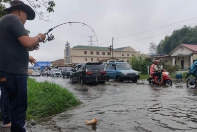 Warga Berastagi Mancing di Jalan yang Tergenang Air