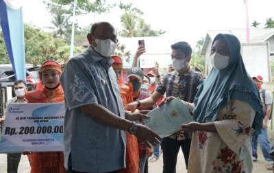 Plt. Bupati Langkat Serahkan Sertifikat Tanah dan Klaim Asuransi Nelayan