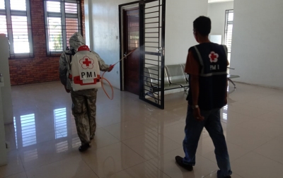 Relawan PMI Paluta Disinfektasi Kantor Samsat