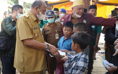 Syah Afandin Tinjau Khitanan Massal dan Pengobatan Gratis