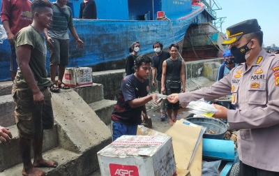 Perketat Pintu Masuk, Polisi Cek Aplikasi PeduliLindungi