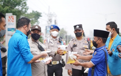KNPI Bagikan Minyak Goreng di Mapolda Sumut