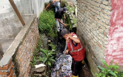 P3SU Medan Barat Beraksi di Parit Jalan Budi Pembangunan