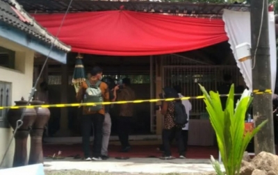 Presiden Jokowi Antar Jenazah Paman ke Peristirahatan Terakhir