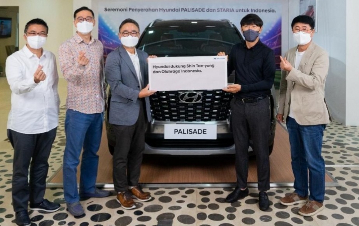 Shin Tae-yong Dapat Hadiah Dua Mobil