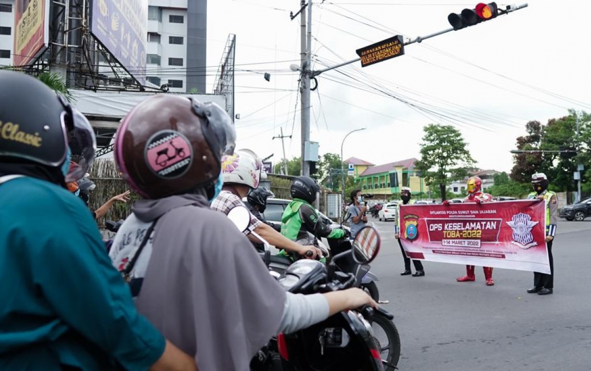 3 ‘Superhero’ Sambangi Pengendara saat Sosialisasi Operasi Keselamatan Toba 2022