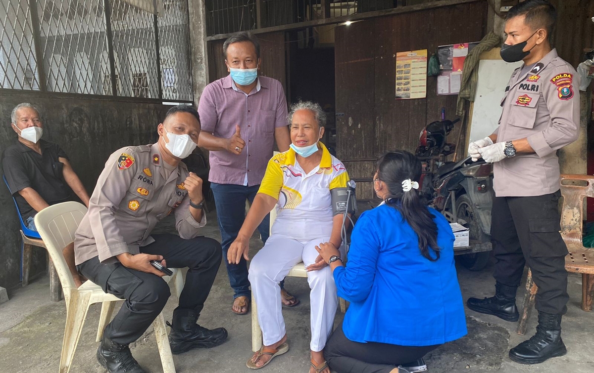 Percepat Vaksinasi, Polsek Medan Timur Datangi Rumah Lansia