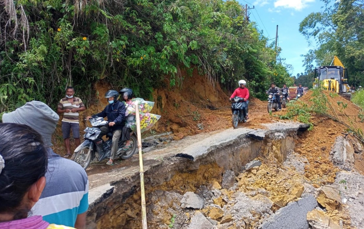 Jalan Pangaribuan-Garoga Amblas  