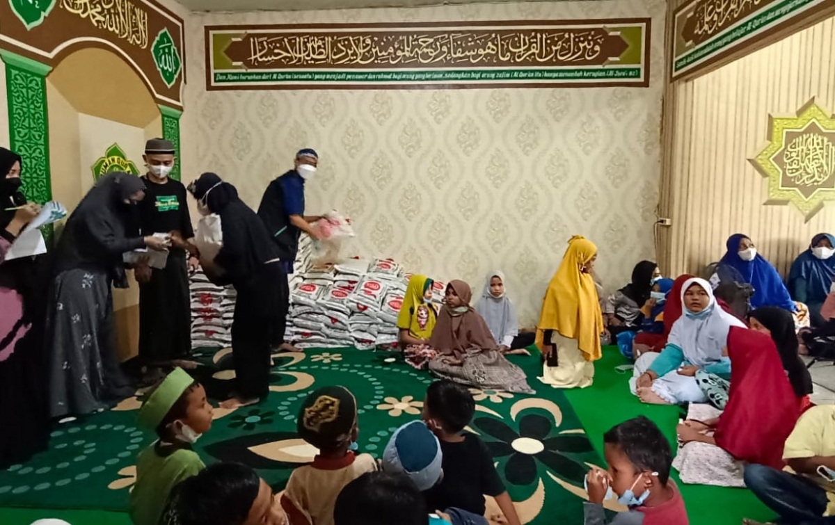 Rumah Qur'an Mas'ud Silalahi Bagikan Paket Sembako ke Masyarakat
