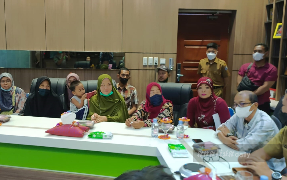 Ayi Rodiah Minta Pemerintah Evakuasi Suaminya di Ukraina