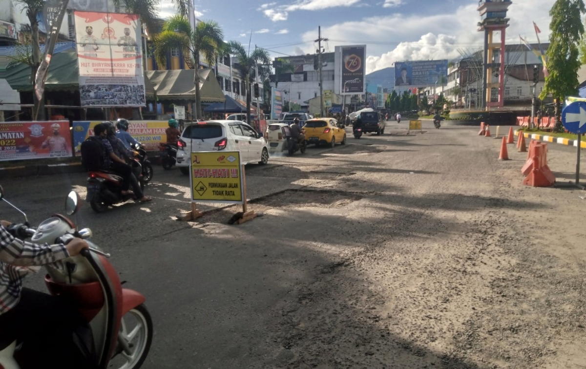 Jalan di Pusat Kota Padangsidimpuan Berlubang Akibat Perbaikan Hanya Tambal Sulam