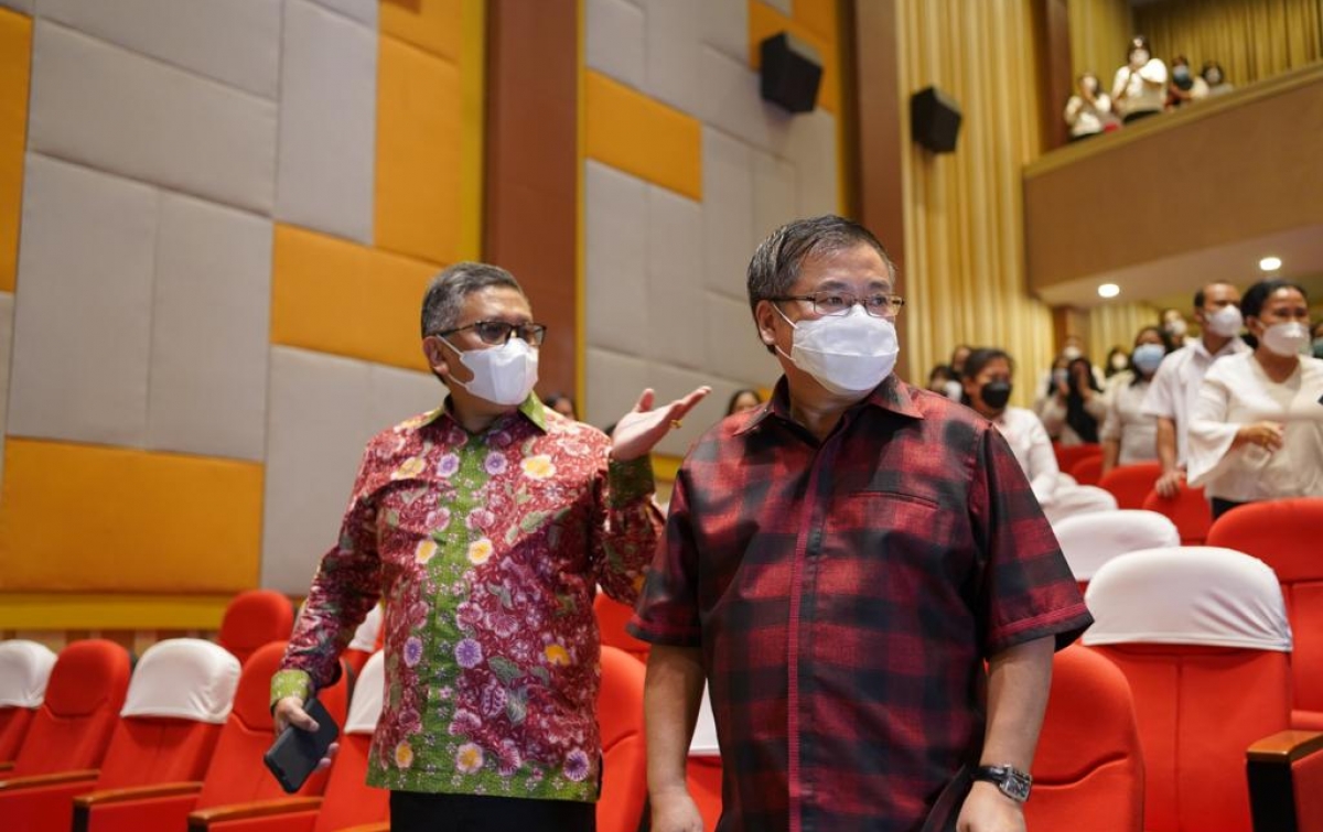 Hasto Ajak Para Guru YPSIM Gelorakan Semangat Pantang Menyerah