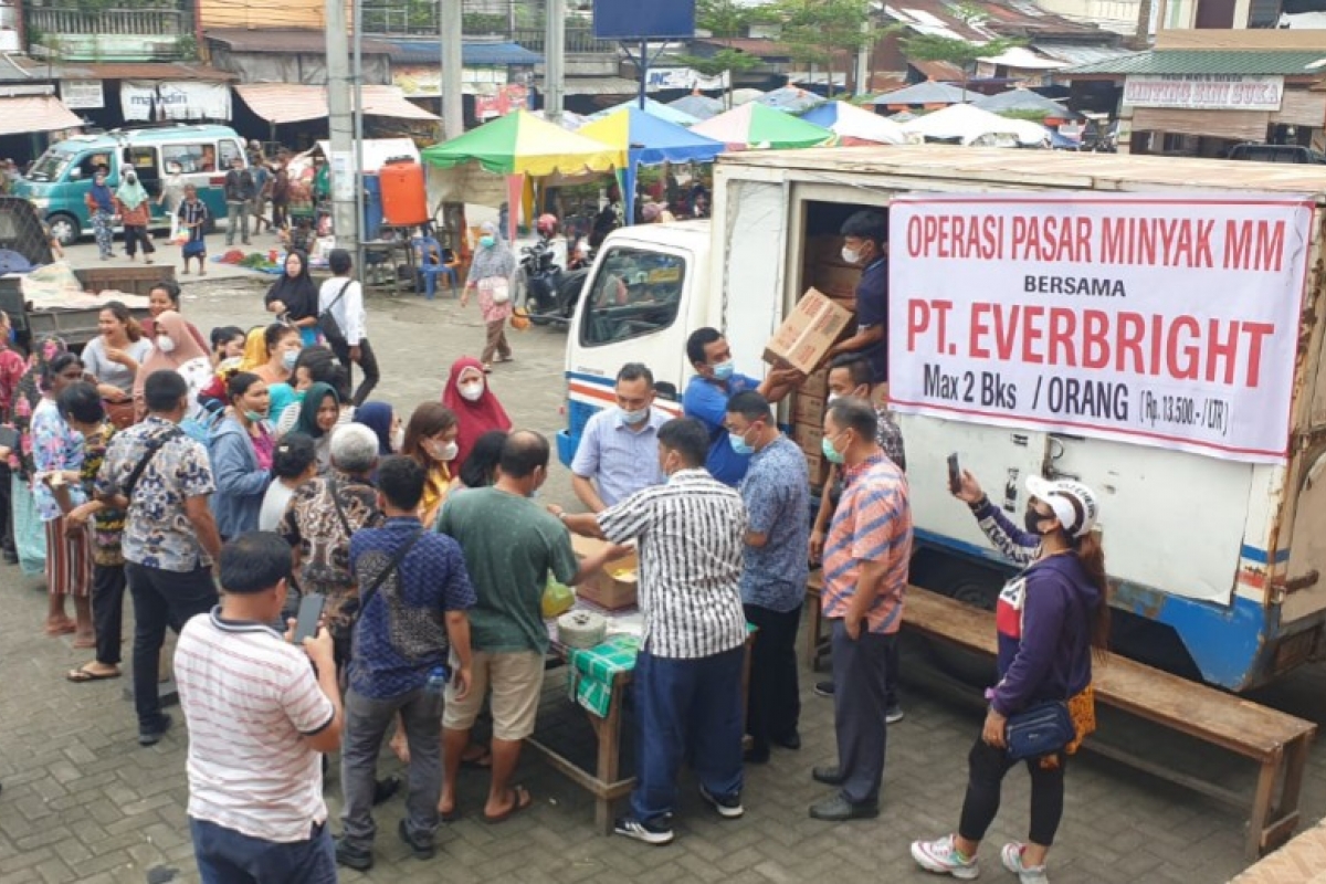 Meringankan Beban Masyarakat, PT Everbright Gelar Operasi Pasar Minyak Goreng