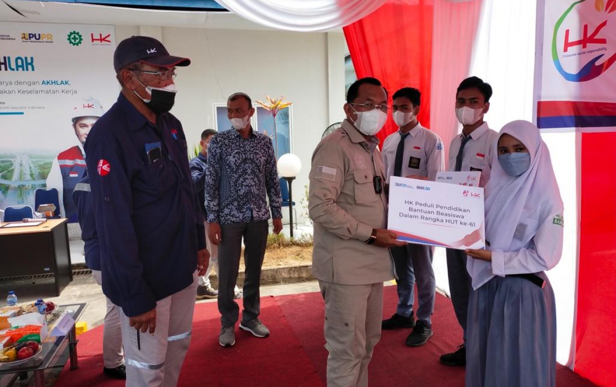 Sambut HUT ke-61, HK Salurkan Bantuan Pendidikan
