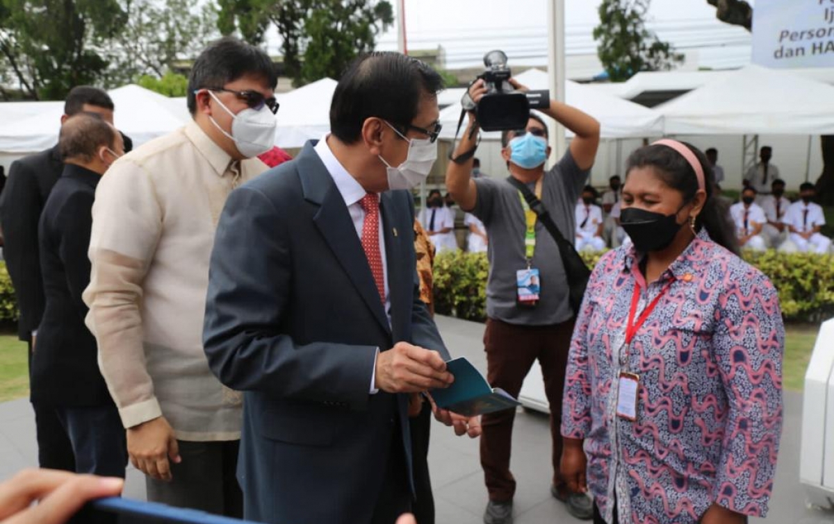 Sah, Menkumham Yasonna Berikan Paspor untuk WNI Keturunan di Filipina