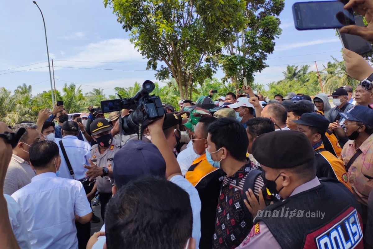 Nyaris Ricuh, Ratusan Karyawan PTPN II Hadang Pembacaan Konstatering Pengadilan