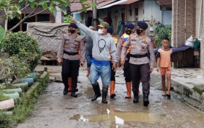 Dansat Brimob Tinjau Lokasi Banjir di Medan Maimun