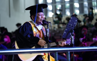 Rektor USU Nyanyikan Lagu Iwan Fals, Momen Wisuda 