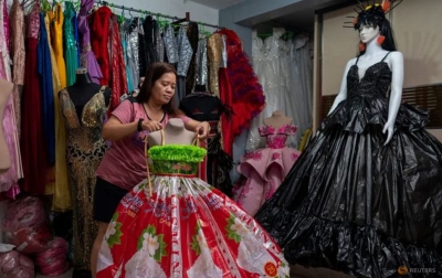 Desainer Filipina Membuat Gaun dari Sampah Daur Ulang