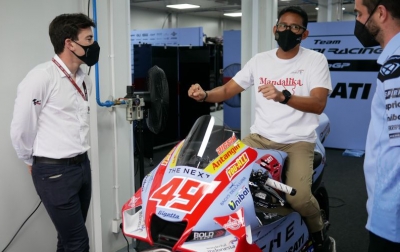 Sandiaga Uno Pamer Kuliner Indonesia ke Pebalap MotoGP