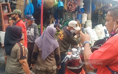 Satpol PP Tanjungbalai Tertibkan PKL di Trotoar