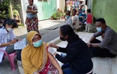 Polsek Medan Timur 'Door to Door' Berikan Vaksin Bagi Lansia