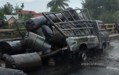 Mobil Pembawa Minyak Mentah Hangus Terbakar