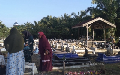 Warga Ramai Ziarah Kubur Jelang Ramadan