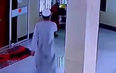 Terekam CCTV, Dua Orang Pria Curi Kotak Infaq di Masjid