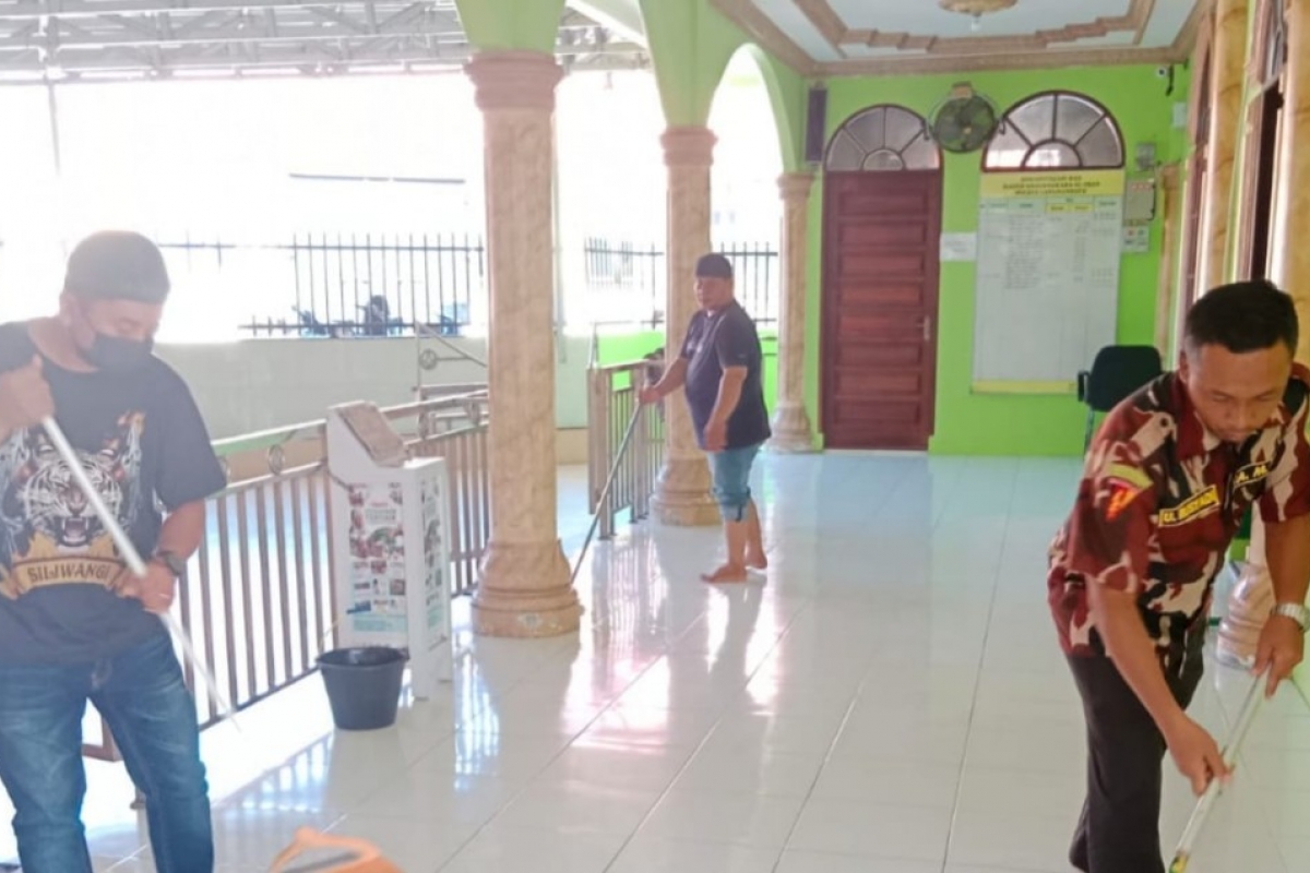 Sambut Ramadan, AMS Distrik 102.09 Labuhanbatu Gelar Bersih Masjid