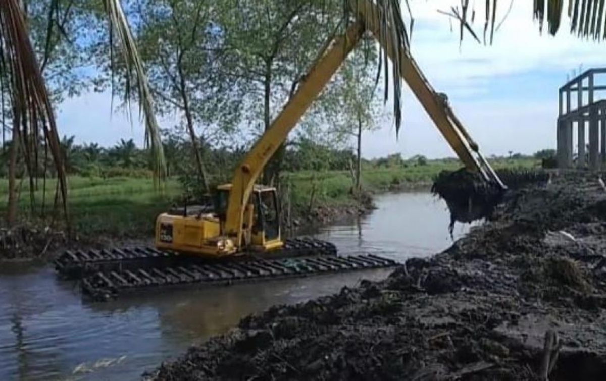 Atasi Permasalahan Banjir, Dinas PU Medan Bersihkan Parit AMD dan MUDP