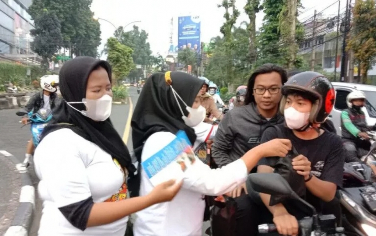 Lewat Takjil, Relawan Dekatkan Anies Baswedan ke Masyarakat