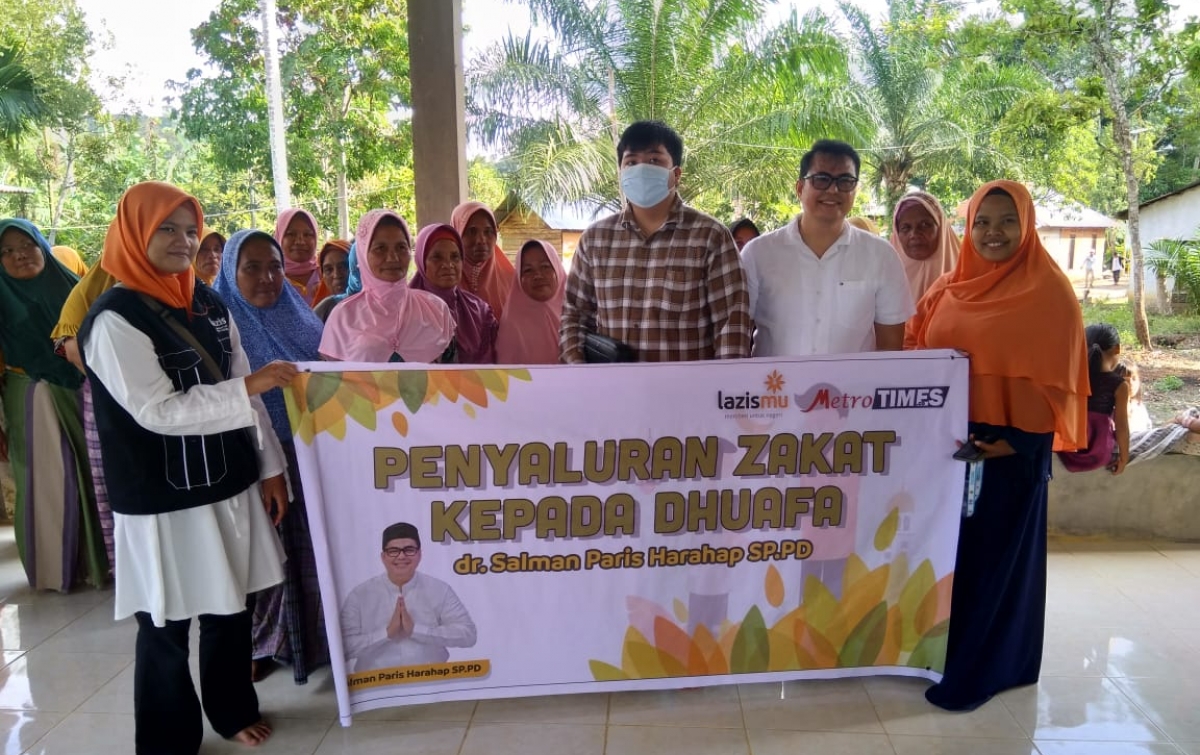 Dokter Salman Harahap Salurkan Zakat Mall dan Takjil di Kota Padangsidimpuan