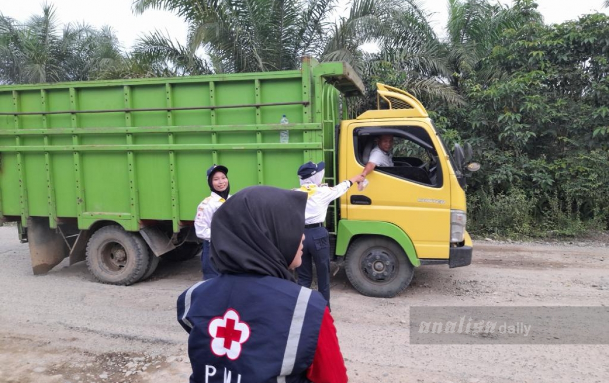 Relawan PMI Paluta Bagi-bagi Takjil Kepada Pengguna Jalan