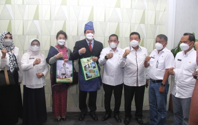 Kedatangan Konjen RRT di Sumut Disambut Ulos