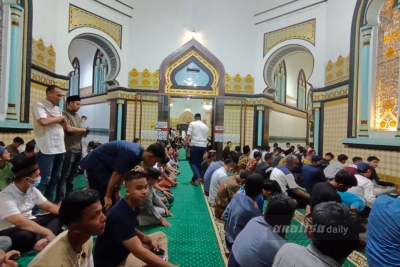 Malam Pertama Tarawih, Ribuan Umat Muslim Padati Masjid Raya Al-Mashun