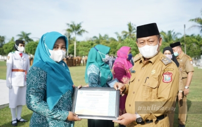 Waris Thalib Berikan Penghargaan