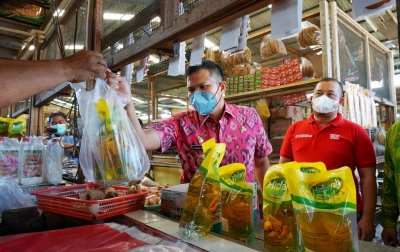 Temani Istri Belanja, Adlin Tambunan Sekalian Cek Ketersediaan Pasokan Sembako