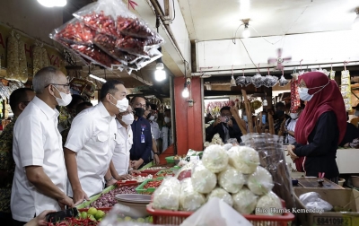 Keliling Pasar, Mendag Lutfi Pastikan Pasokan Bapok Aman Jelang Lebaran