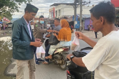 Berbagi Berkah Ramadan, PC IPNU IPPNU Paluta Berbagi Takjil Kepada Pengguna Jalan