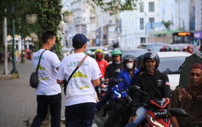 Sambil Berbagi Takjil, PLN Ajak Masyarakat Medan Download PLN Mobile
