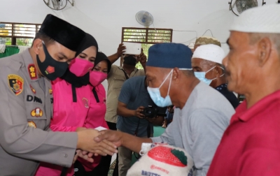 Penggali Kubur hingga BKM di Langkat dapat Bantuan Beras dan Uang