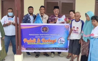 PWI Tanjungbalai Sambangi Lansia