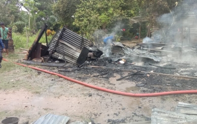 Rumah Papan di Portibi Hangus Terbakar