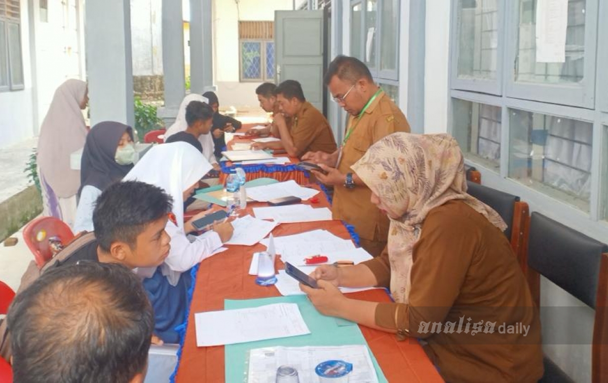 Antusias Warga Masuk SMA 1 Padang Bolak Tinggi