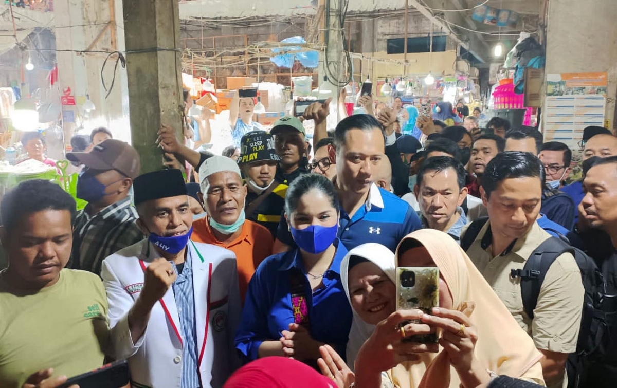 Lokot Nasution Dampingi AHY dan Annisa Temui Pedagang Pusat Pasar Medan