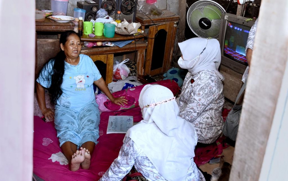 Penderita Kanker Rahim, Sugiani Senang Dikunjungi Nawal Lubis
