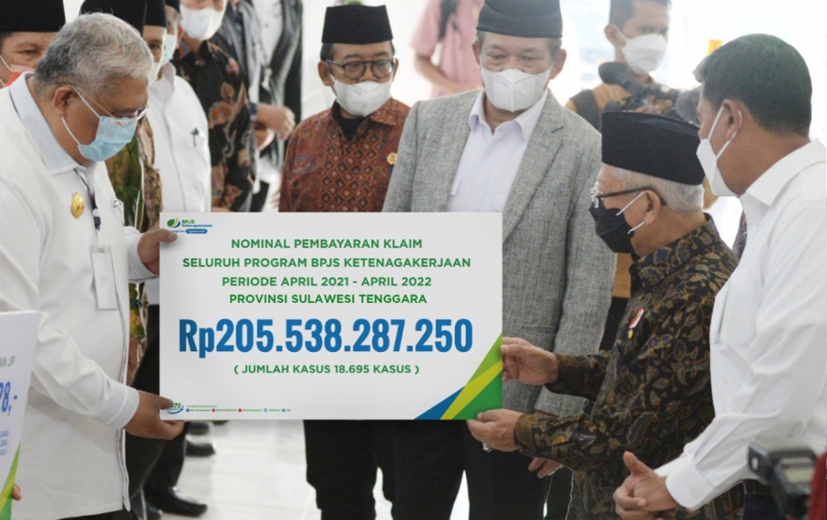 Wapres Serahkan Manfaat Program dan Beasiswa BPJS Ketenagakerjaan ke Keluarga Pekerja