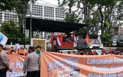 Massa Buruh Datangi Gedung KPU