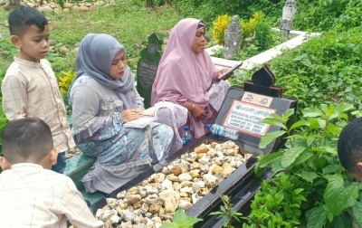Tradisi Usai Salat Idul Fitri, Warga Bersih Makam Sanak Keluarga